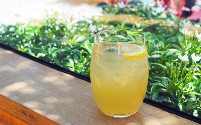 Bolero Yuzu Getränk fertig gemischt in einem Glas mit Zitrone